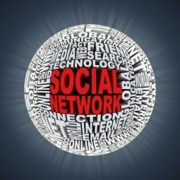 Шар из букв с надписью социальна сеть - Bowl of letters with the word Social Network