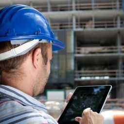 Строитель в каске с планшетом - Builder in helmet with tablet