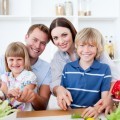 Семья готовит еду - Family preparing a meal