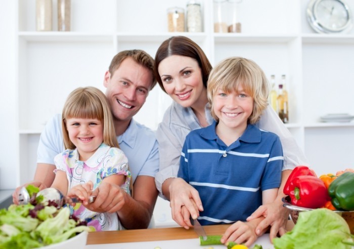 Family Cooking Depositphotos 10290933 l 700x492 Семья готовит еду   Family preparing a meal