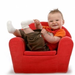 Ребенок в красном кресле - Child in red chair