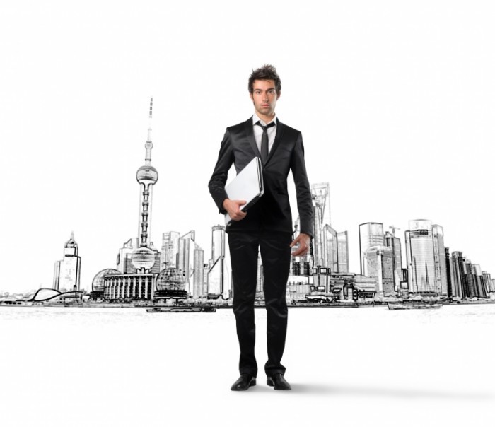 Fotolia 17698391 Subscription L 700x604 Деловой мужчина с ноутбуком   Business man with a laptop