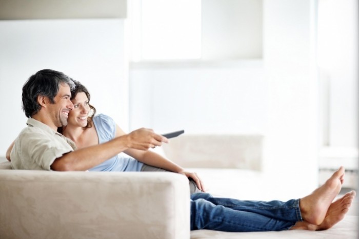 Fotolia 25219116 Subscription L 700x466 Пара на диване   Couple on the couch