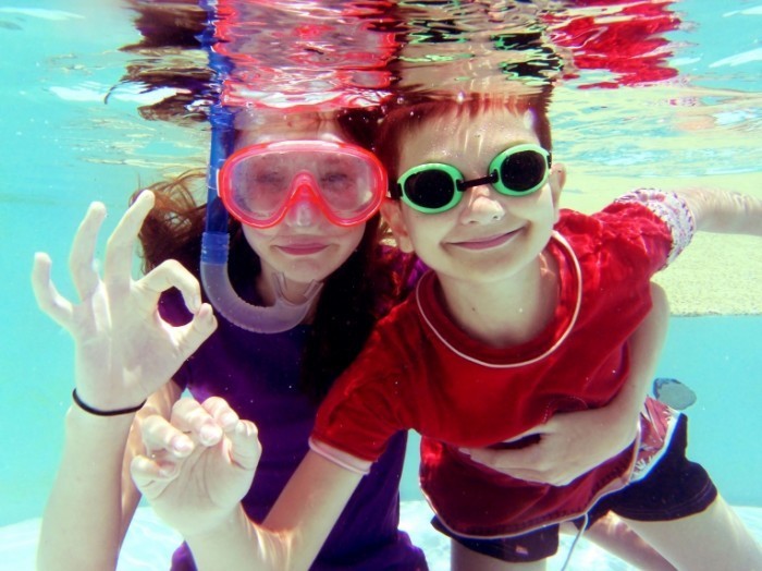 Fotolia 29475399 Subscription L 2 700x524 Женщина с мальчиком в маске под водой   Woman with a boy in the mask under water