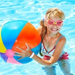 Девочка с мячом в воде - Girl with a ball in water