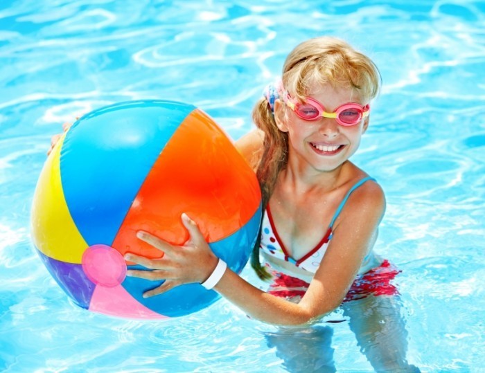 Fotolia 41351532 Subscription Monthly XL 700x539 Девочка с мячом в воде   Girl with a ball in water