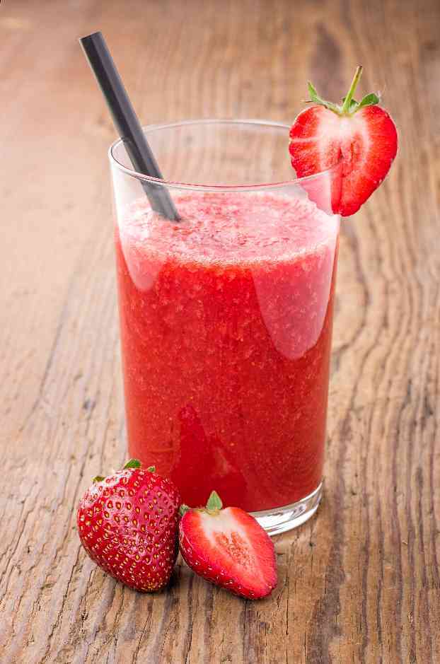 Fotolia 51238919 Subscription XL Клубничный смузи   Strawberry smoothies