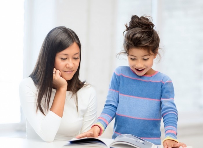 Fotolia 56590822 Subscription Monthly M 700x511 Женщина и девочка за книгой   Woman and little girl with a book