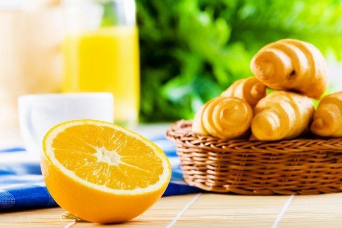 Fotolia 61466976 Subscription XL 700x466 Апельсин и круассаны   Orange and croissants