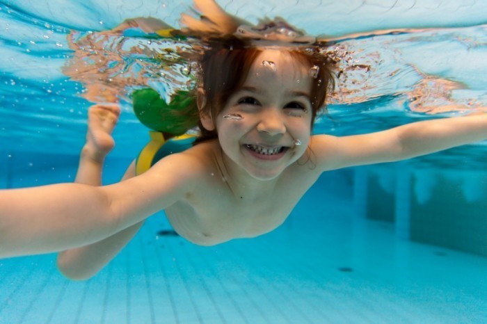 Fotolia swim 700x466 Девочка под водой   Girl under water