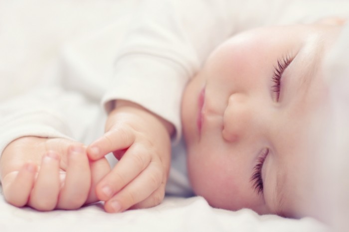 Sleeping Baby Fotolia 44952066 700x466 Новорожденный младенец   Newborn baby