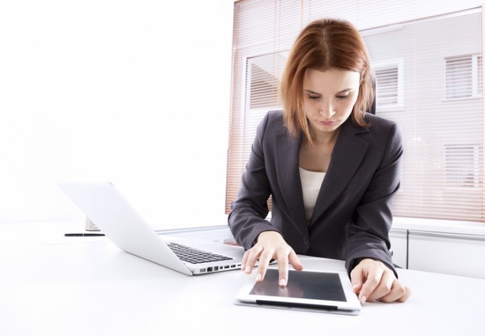 istock 000019076247xlarge 700x486 Девушка с планшетом — Girl with a tablet