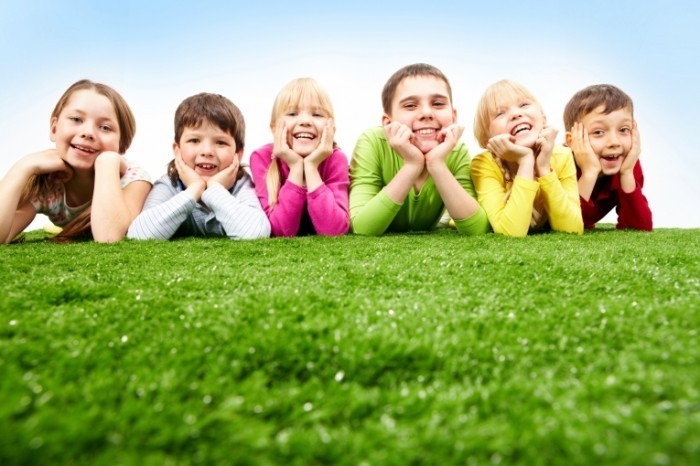 line of kids 700x466 Дети на траве   Children on grass