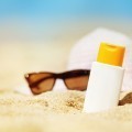 Солнцезащитный крем и очки - Sunscreen and sunglasses