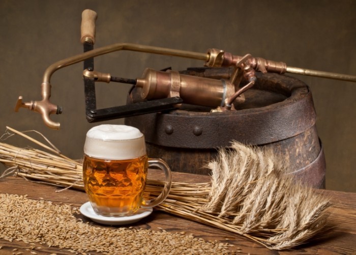 shutterstock 104652248 700x501 Бокал пива возле бочки   Glass of beer near the barrel