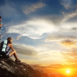 Туристы в горах в закат - Tourists in the mountains in the sunset