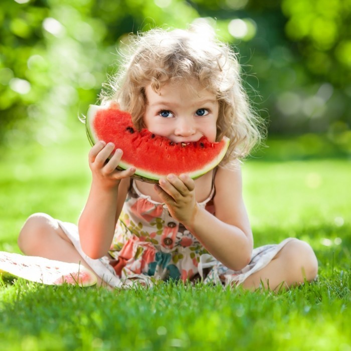 shutterstock 132020732 700x700 Девочка с арбузом   Girl with watermelon