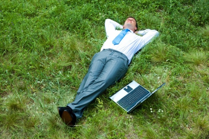 shutterstock 14502976 700x466 Офисный работник на траве   Office worker on grass