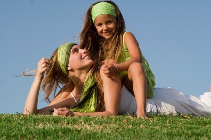 shutterstock 14981752 2 700x466 Женщина с девочкой на траве   Woman with a little girl on the grass