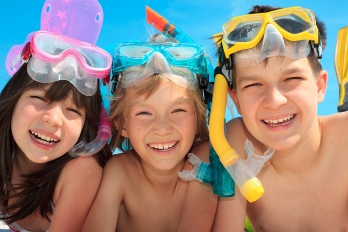 shutterstock 50624380 700x466 Дети в подводных масках   Children in underwater masks