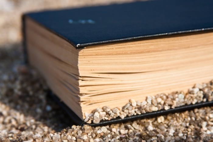 shutterstock 59807158 700x466 Книга в песке   Book in the sand