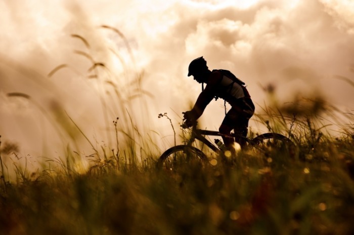 shutterstock 72007321 700x464 Велосипедист в закат   Cyclist at sunset