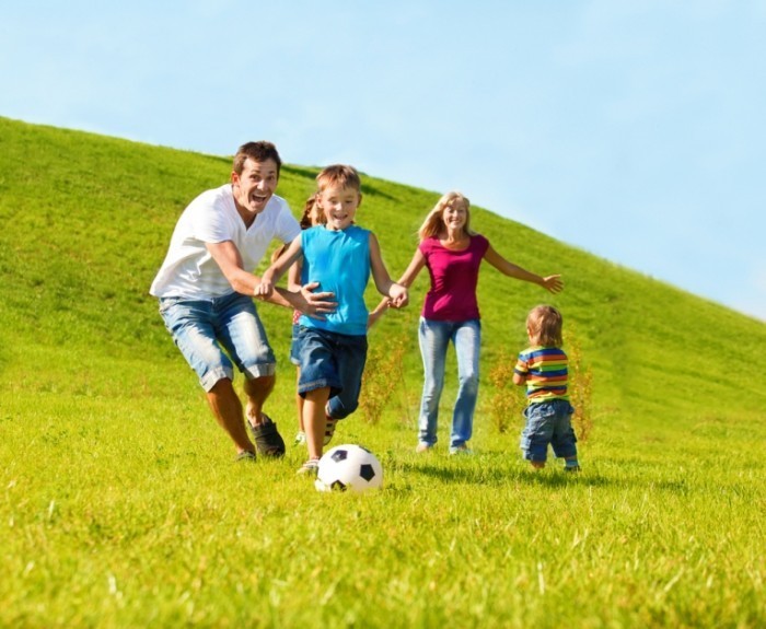 shutterstock 847483391 700x575 Семья с мячом на прогулке   Family on a walk with the ball