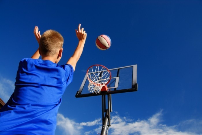 shutterstock 9708178 700x468 Мальчик с баскетбольным мячом   Boy with a basketball