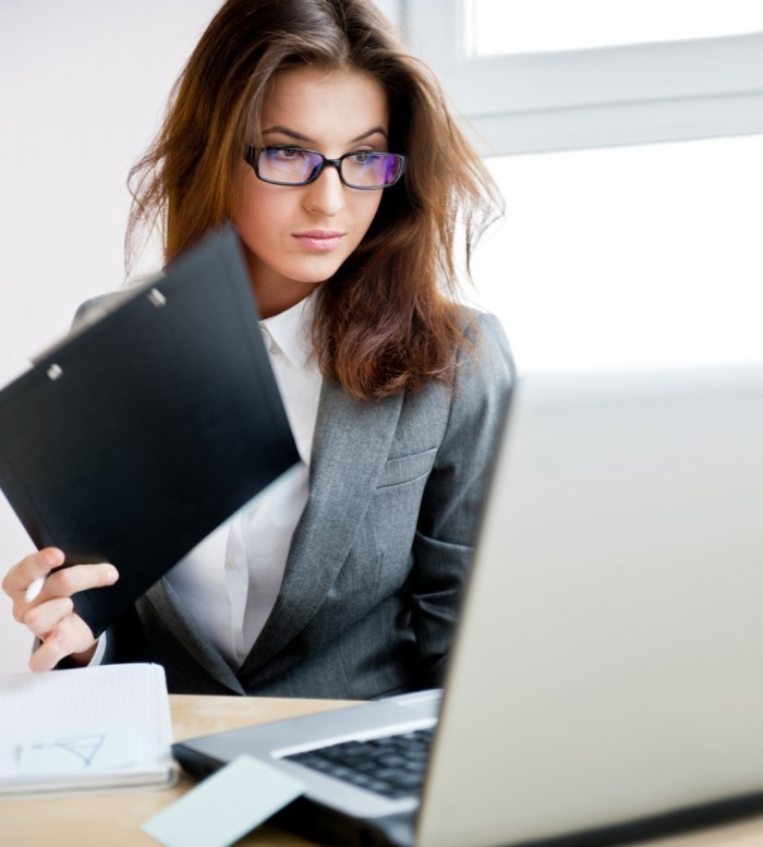 Copy of shutterstock 97909253 700x777 Офис менеджер за компьютером   Office manager at a computer