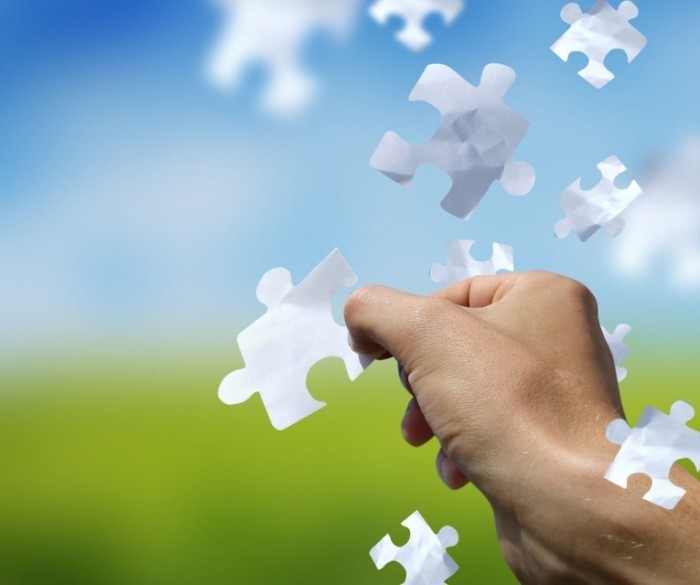 Fotolia JamesThew 3043427 Sub Msq 700x585 Рука с пазлами   Hand with puzzles