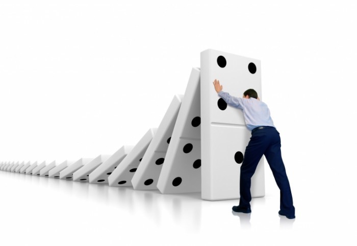 Fotolia 10996728 Subscription L 700x484 Мужчина с домино   Man with dominoes