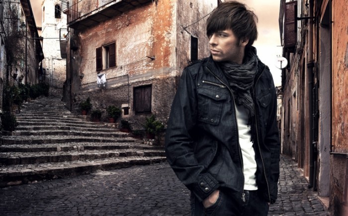 Fotolia 14220262 M 700x434 Парень в старом районе   Guy in the old district