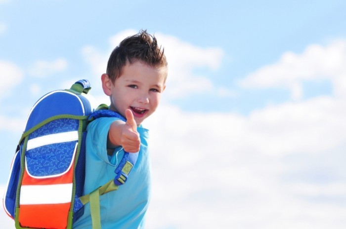 Fotolia 28854980 M kids.4pictures.109426 700x464 Мальчик с рюкзаком   Boy with backpack