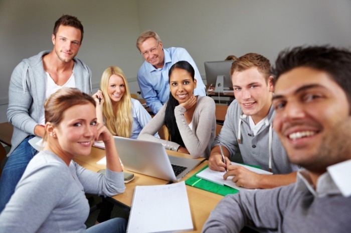 Fotolia 35609972 L 700x466 Студенты за компьютерами   Students at computers