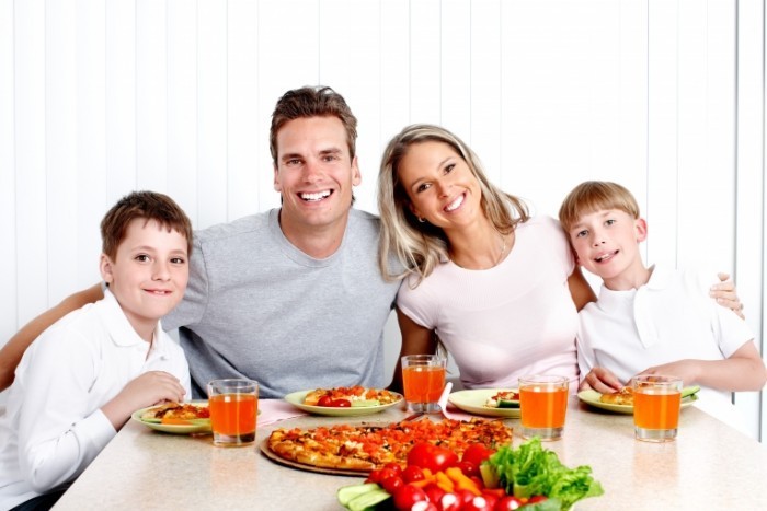 Fotolia 38790100 Subscription XXL 700x467 Семейный обед   Family dinner