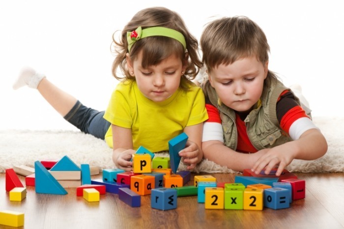 Fotolia 40352798 Subscription Monthly M 700x465 Дети с развивающими кубиками   Children with developmental cubes