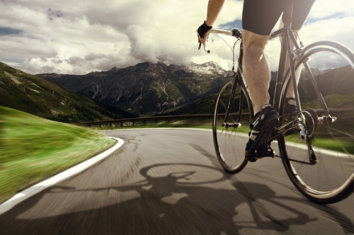 Fotolia 42537134 Subscription Monthly XL 700x466 Велосипедист в горах   Cyclist in the mountains