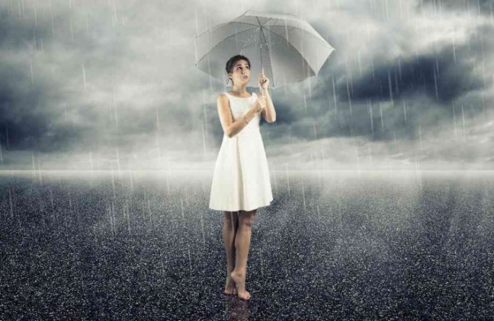 Fotolia 43136268 Subscription XL 700x456 Девушка под зонтом   Girl under the umbrella