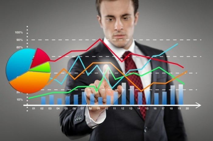 Fotolia 48377813 L 700x466 Бизнесмен с графиком   Businessman with graph