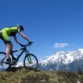 Велосипедист на склоне гор - Cyclist on the hillside