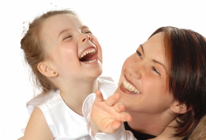 Fotolia child laughing 700x475 Радость мамы и дочки   Joy of mother and daughter