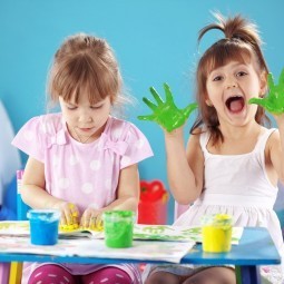 Дети с пальчиковыми красками - Children with finger paints