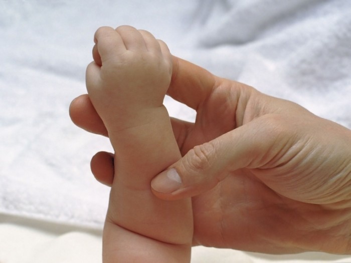 father baby hands sky fotolia 2728341 700x525 Детская ножка в руке взрослого   Baby leg in hand adultCat