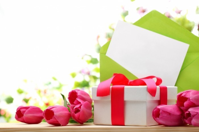 fotolia 51696657 subscription monthly xxl 700x466 Цветы и подарок   Flowers and gift