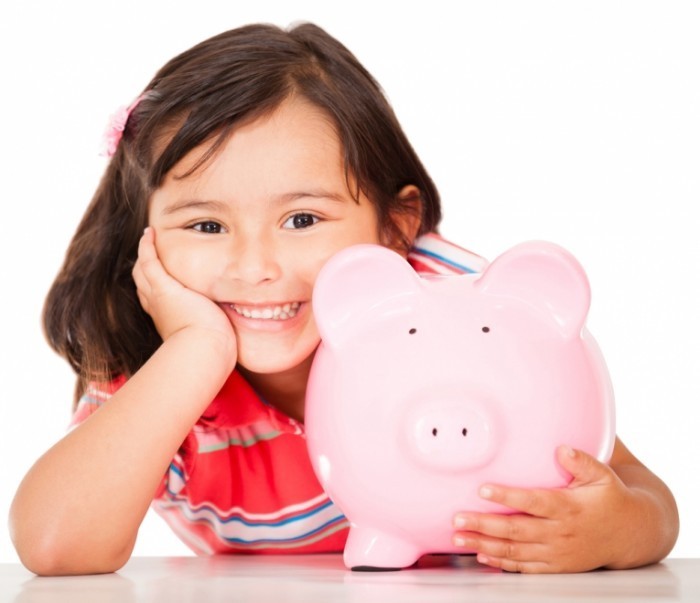 shutterstock 1032275811 700x603 Девочка с копилкой   Girl with piggy bank