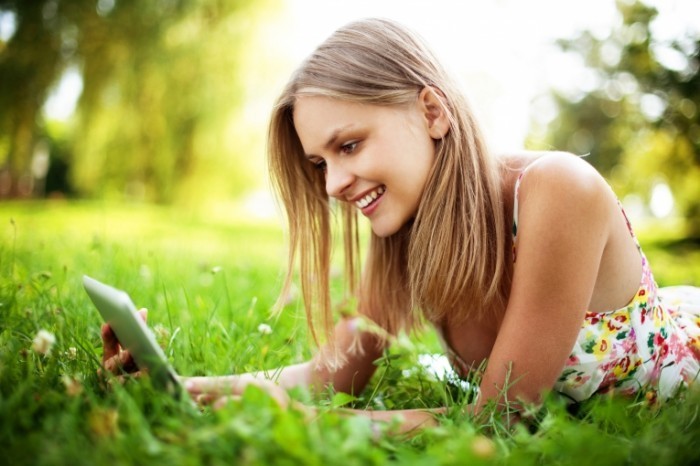 shutterstock 111533981 700x466 Девушка за ноутбуком на траве   Girl behind the laptop on the grass