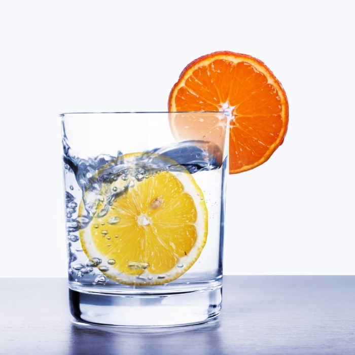 shutterstock 120691084 700x700 Стакан воды с цитрусом   Glass of water with citrus