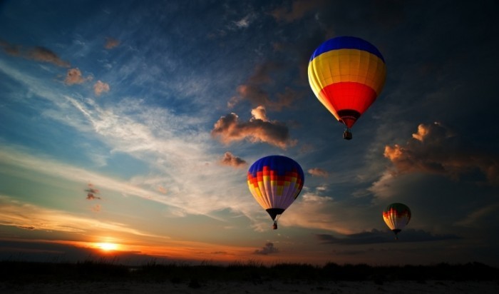 shutterstock 123647818 700x412 Парашюты в небе   Parachutes in the sky