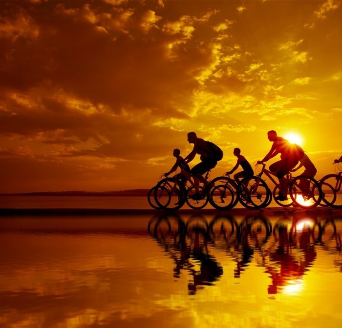 shutterstock 142842319 700x670 Велосипедисты в закат   Cyclists in the sunset