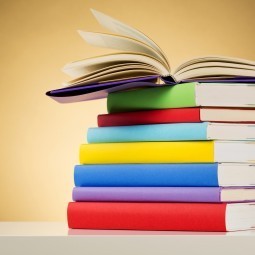 Стопка разноцветных книг - Stack of colorful books